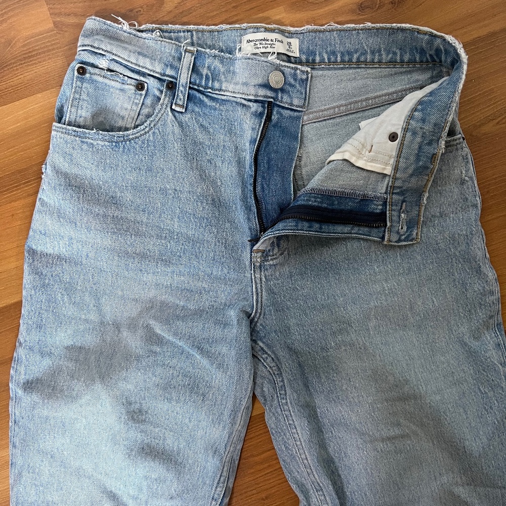 Abercrombie 90s High Rise Straight Jeans – Light Wash, Size 28 - Picture 3 of 6
